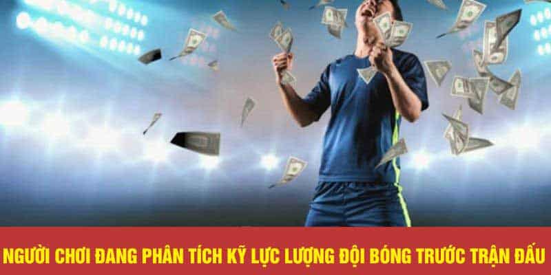 Người chơi đang phân tích kỹ lực lượng đội bóng trước trận đấu